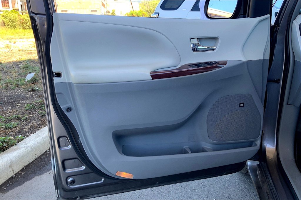 Thumbnail: 2014 Toyota Sienna - 26