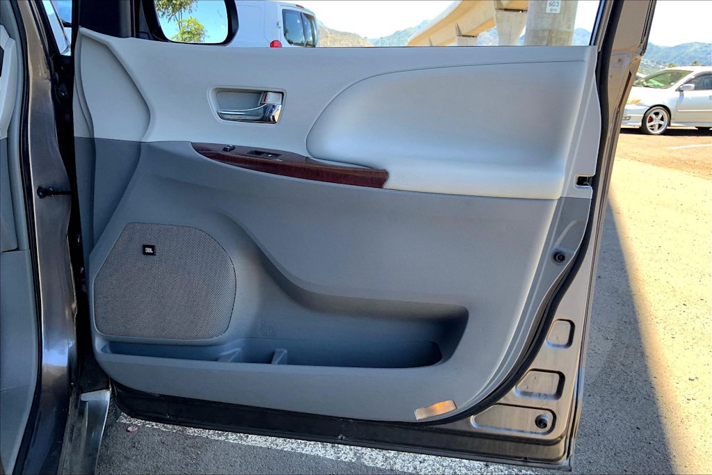Thumbnail: 2014 Toyota Sienna - 27