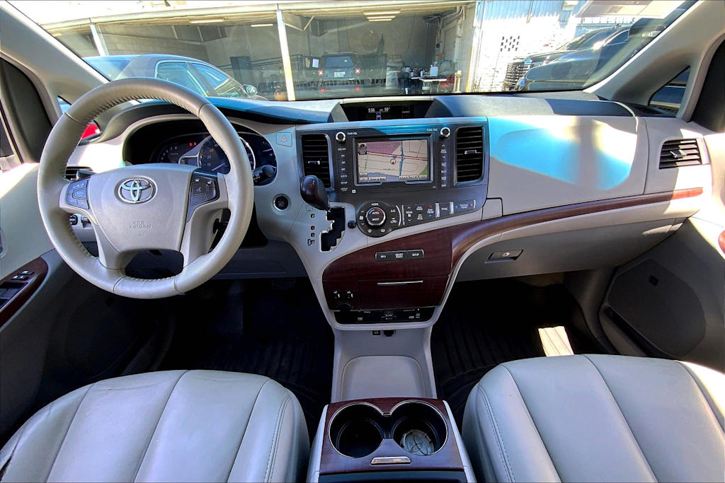 Thumbnail: 2014 Toyota Sienna - 9