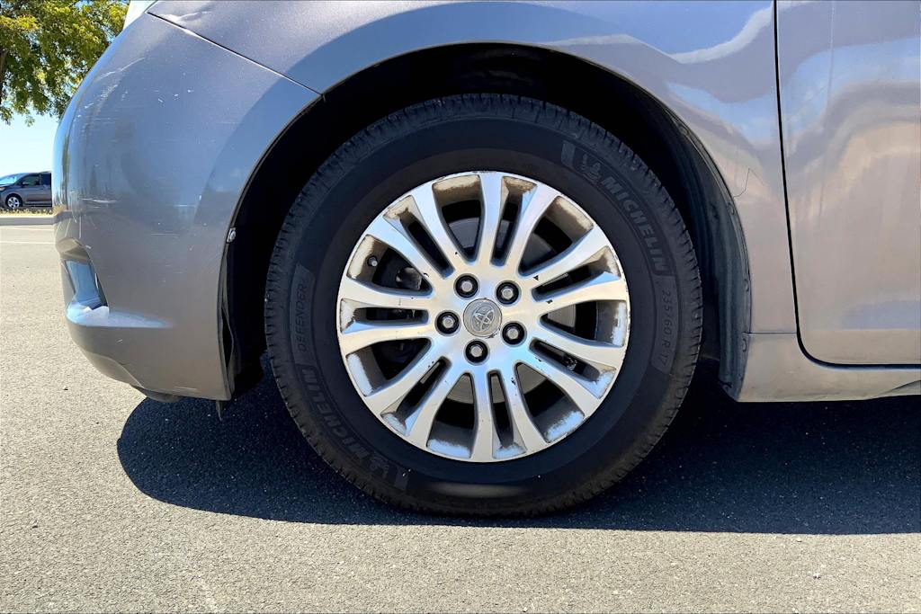 Thumbnail: 2014 Toyota Sienna - 8