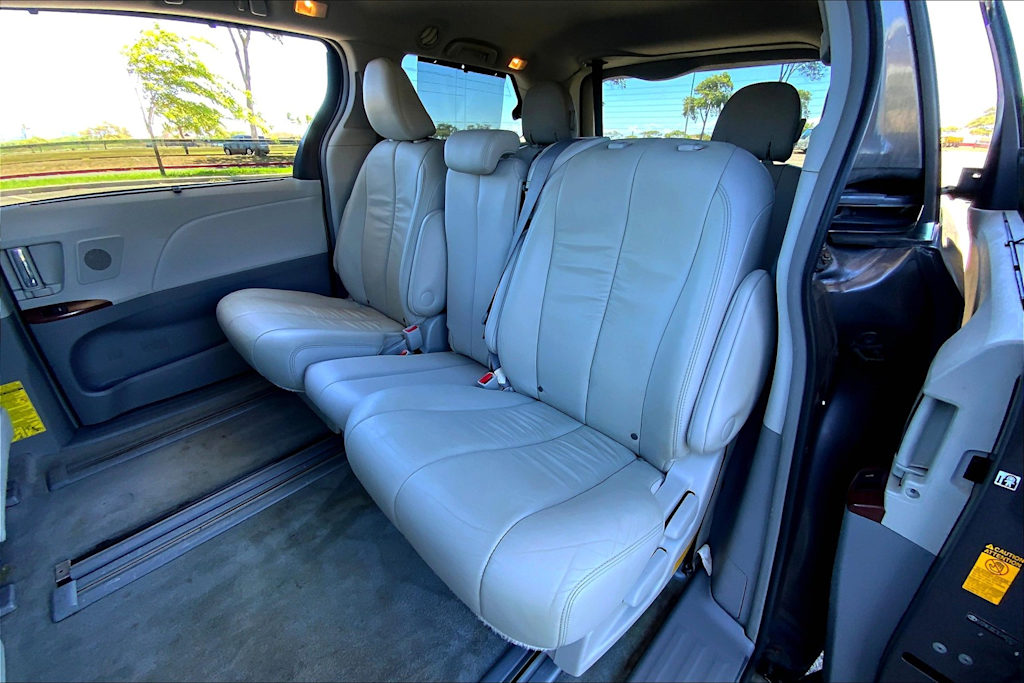 Thumbnail: 2014 Toyota Sienna - 28
