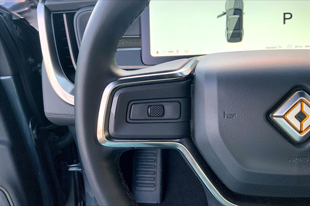 Thumbnail: 2025 Rivian R1S - 25