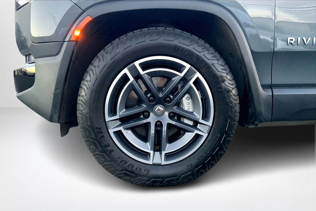 Thumbnail: 2025 Rivian R1S - 8