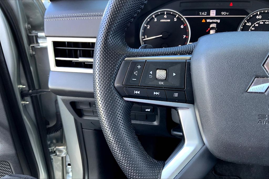 2024 Mitsubishi Outlander SE 23