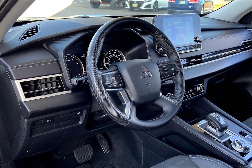 2024 Mitsubishi Outlander SE 2