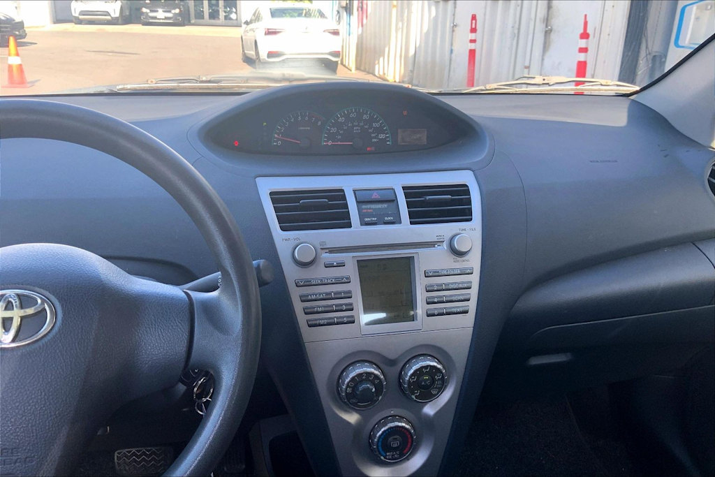 Thumbnail: 2010 Toyota Yaris - 15