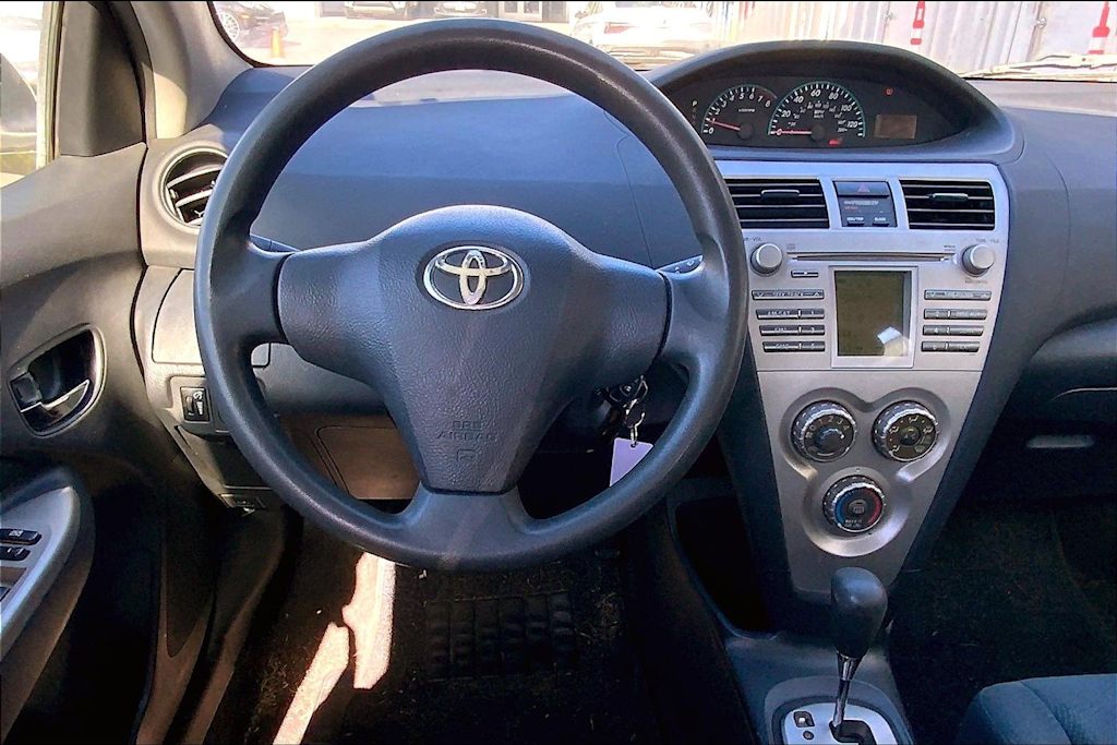 Thumbnail: 2010 Toyota Yaris - 14