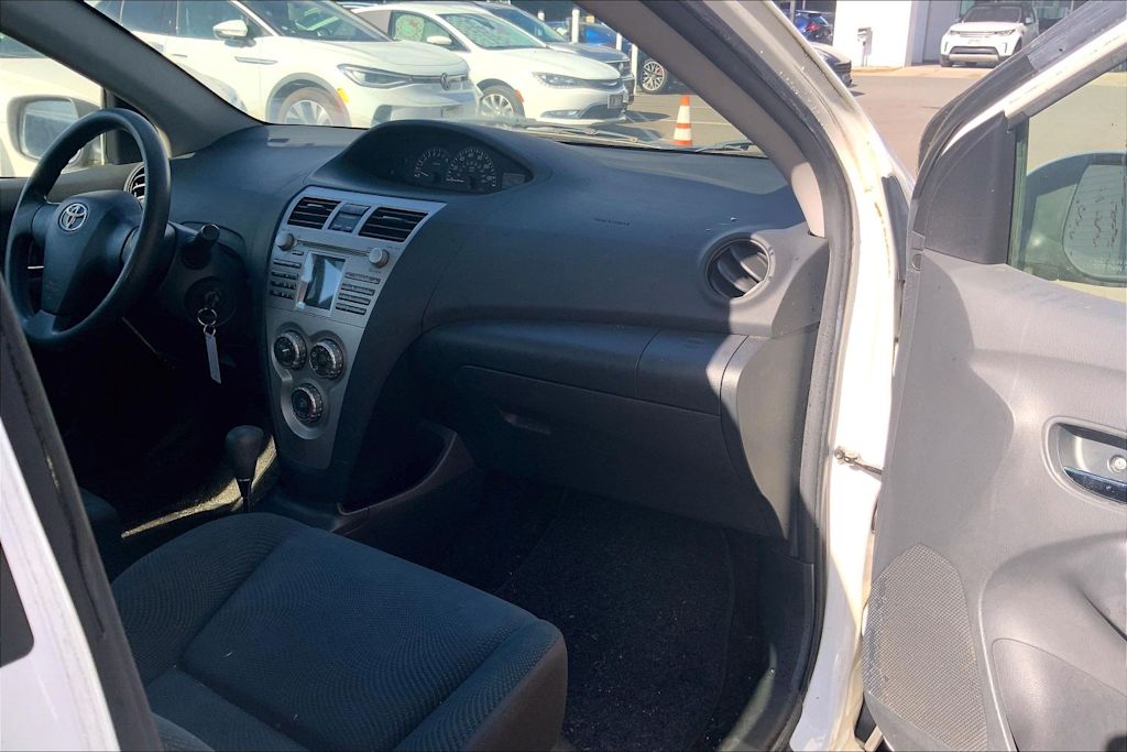 Thumbnail: 2010 Toyota Yaris - 23