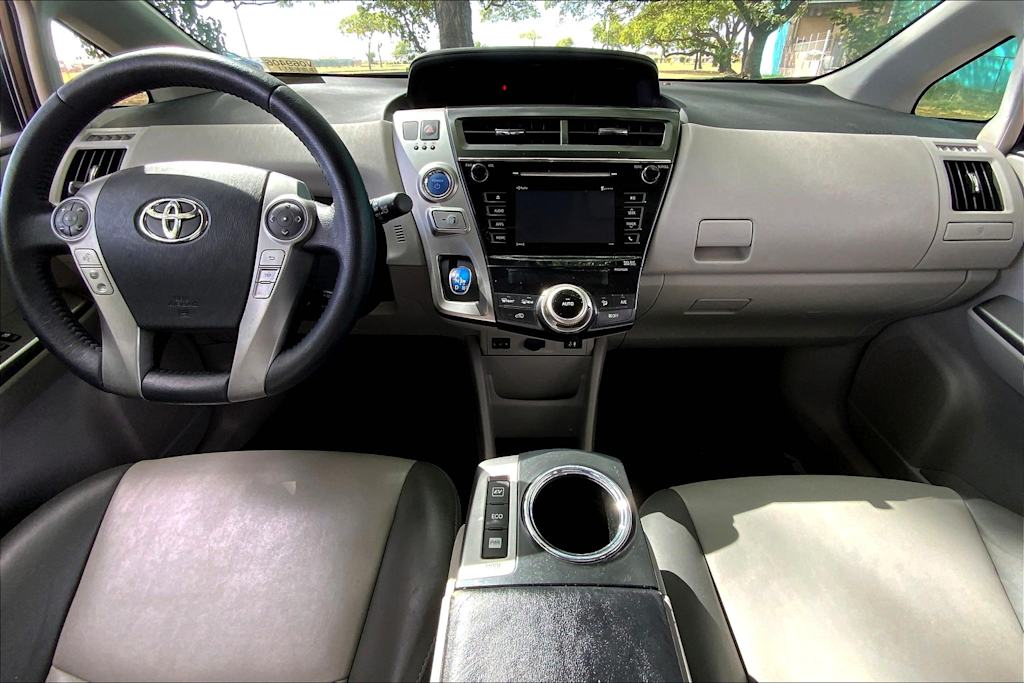 2017 Toyota Prius v Four 9