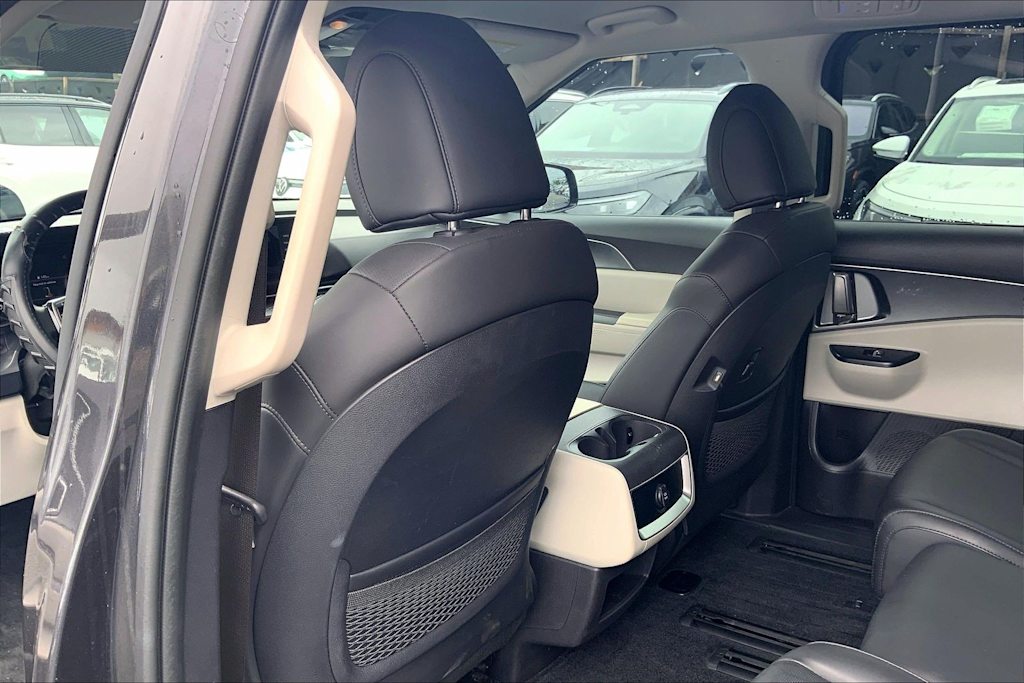 Thumbnail: 2023 Kia Carnival - 13