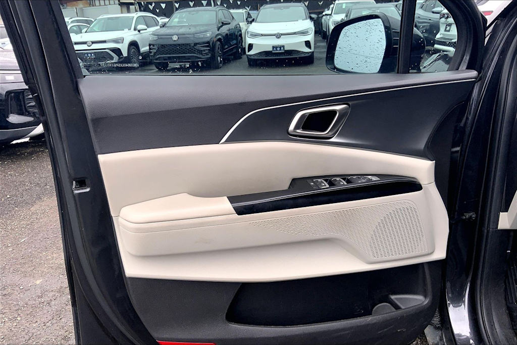 Thumbnail: 2023 Kia Carnival - 27