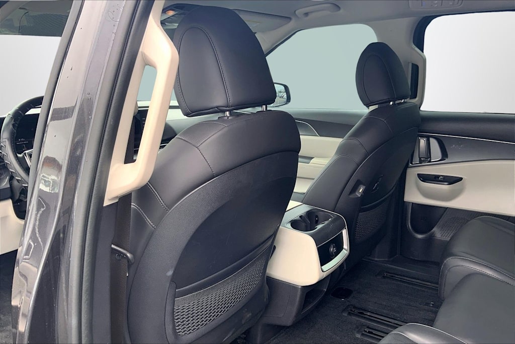 Thumbnail: 2023 Kia Carnival - 13