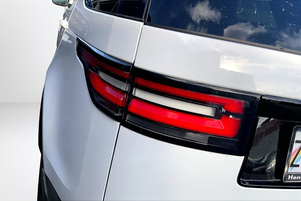 Thumbnail: 2020 Land Rover Discovery - 33