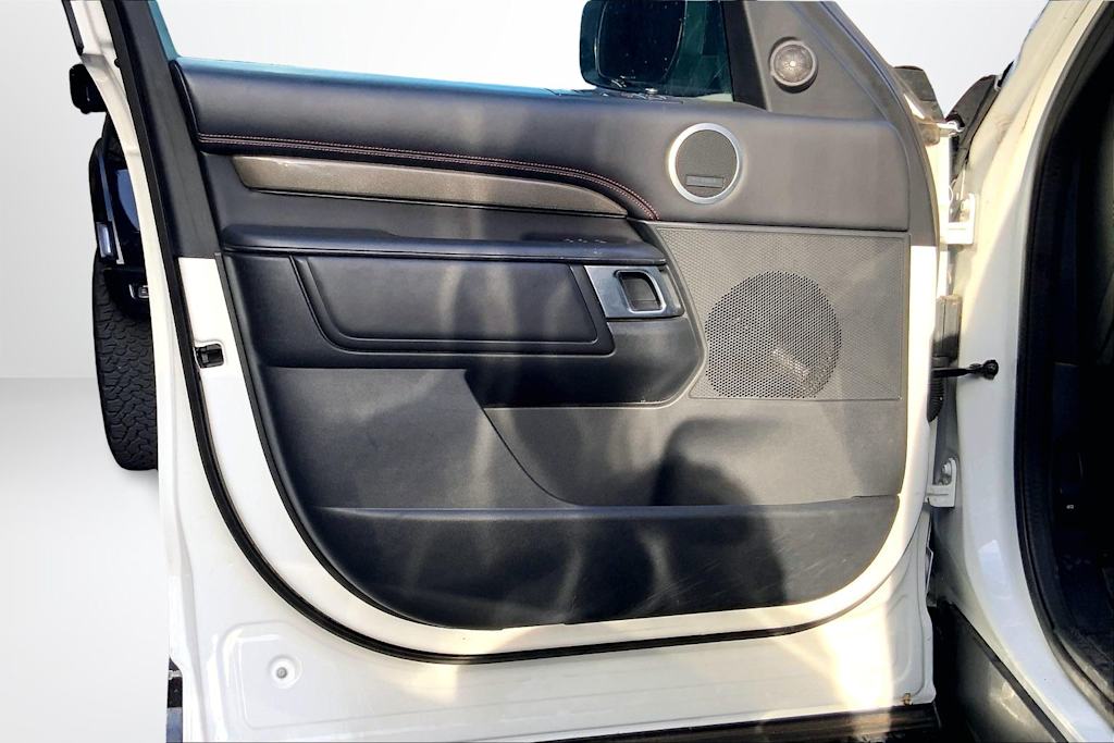Thumbnail: 2020 Land Rover Discovery - 28