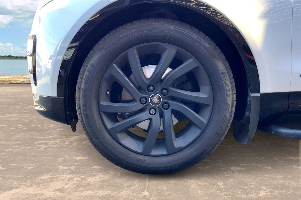 Thumbnail: 2020 Land Rover Discovery - 8
