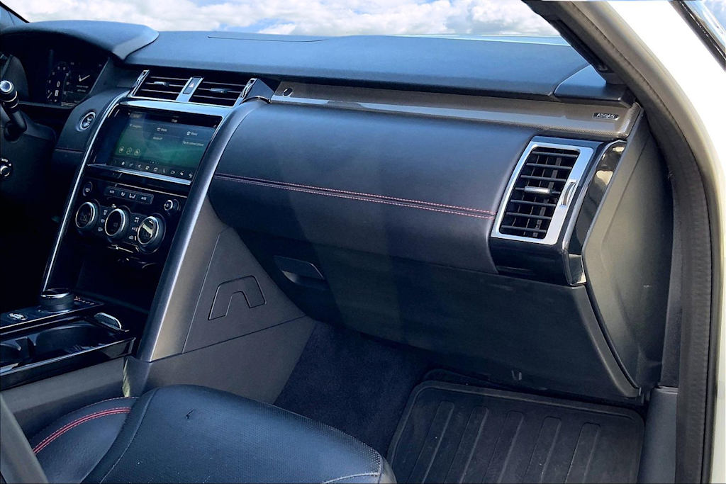 Thumbnail: 2020 Land Rover Discovery - 24