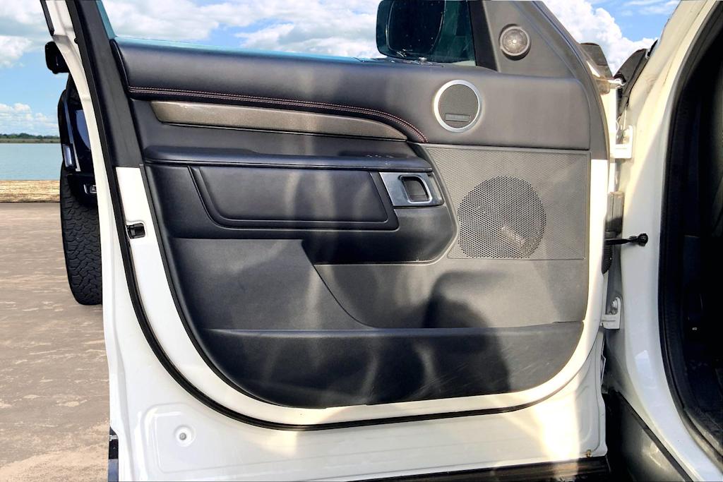 Thumbnail: 2020 Land Rover Discovery - 28