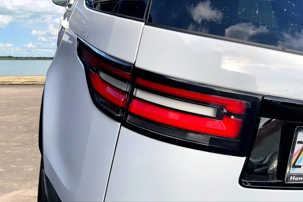 Thumbnail: 2020 Land Rover Discovery - 33
