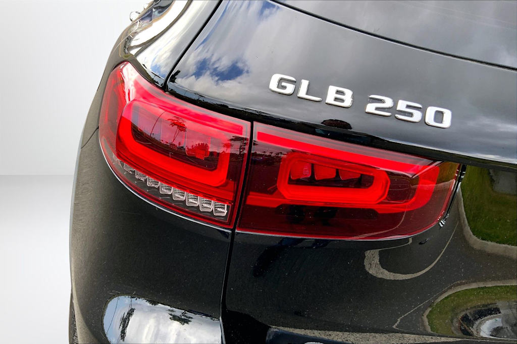 Thumbnail: 2021 Mercedes-Benz GLB - 32