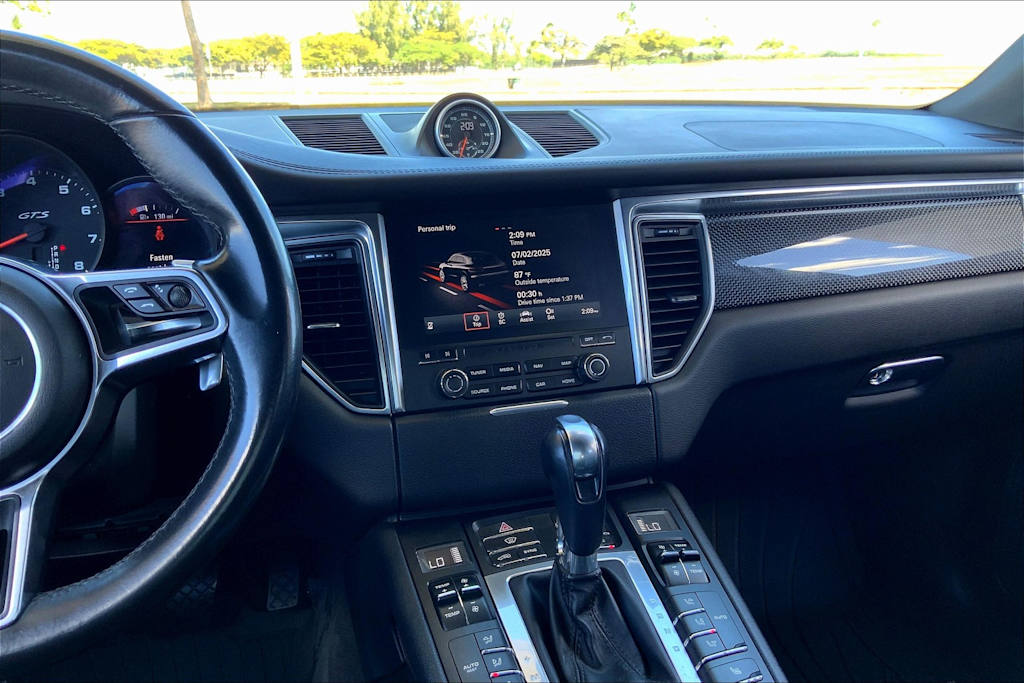 Thumbnail: 2017 Porsche Macan - 14