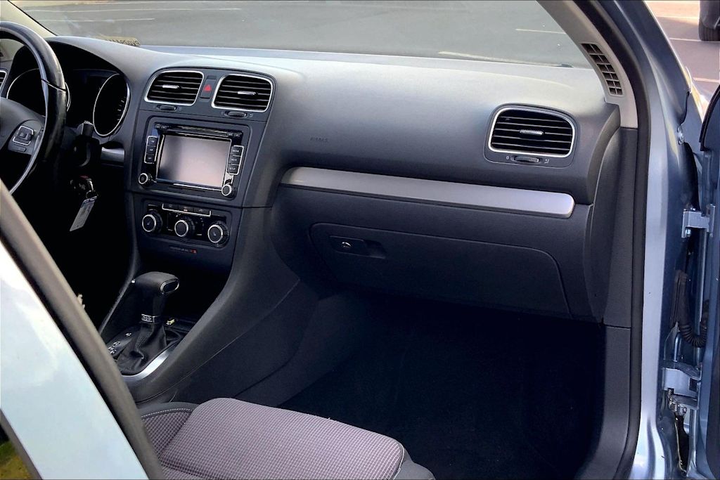 Thumbnail: 2011 Volkswagen Golf - 24