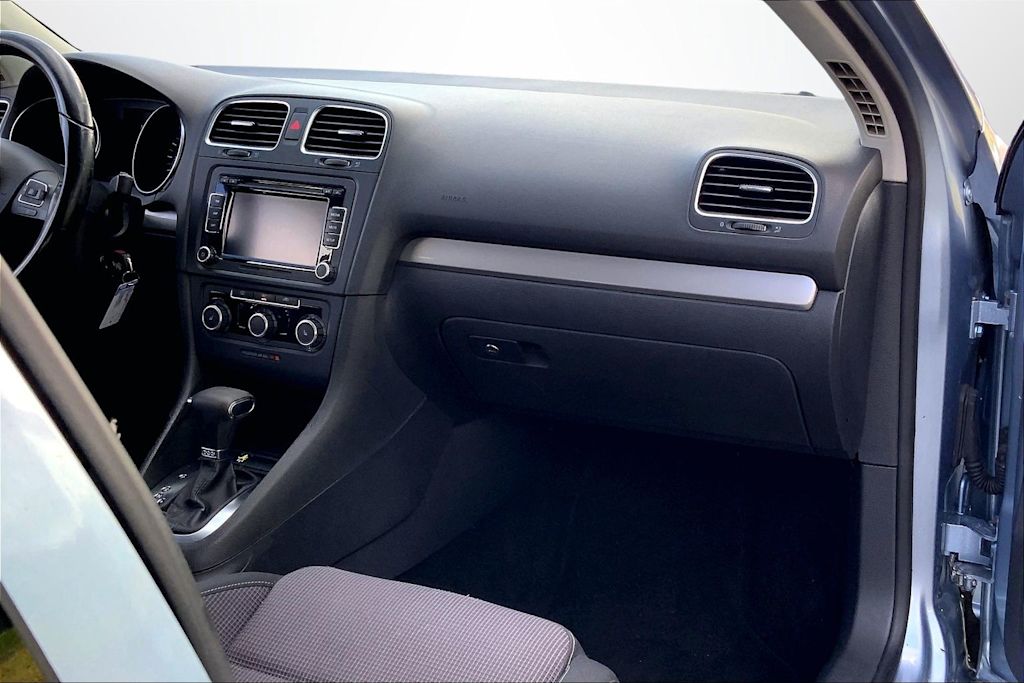Thumbnail: 2011 Volkswagen Golf - 24