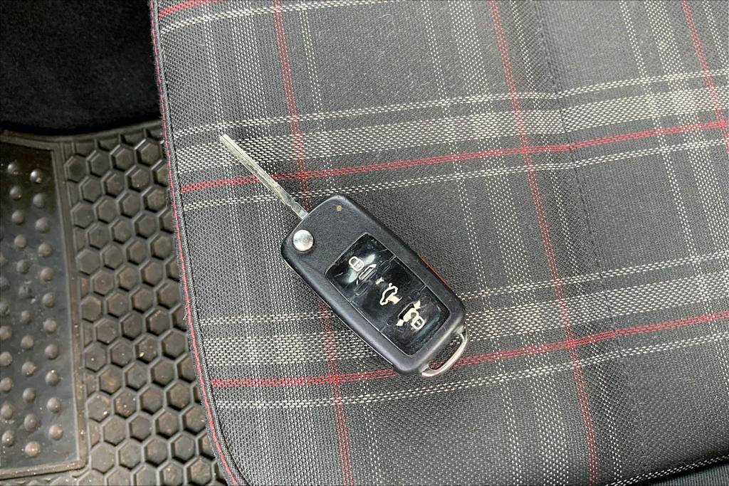 Thumbnail: 2011 Volkswagen Golf - 18