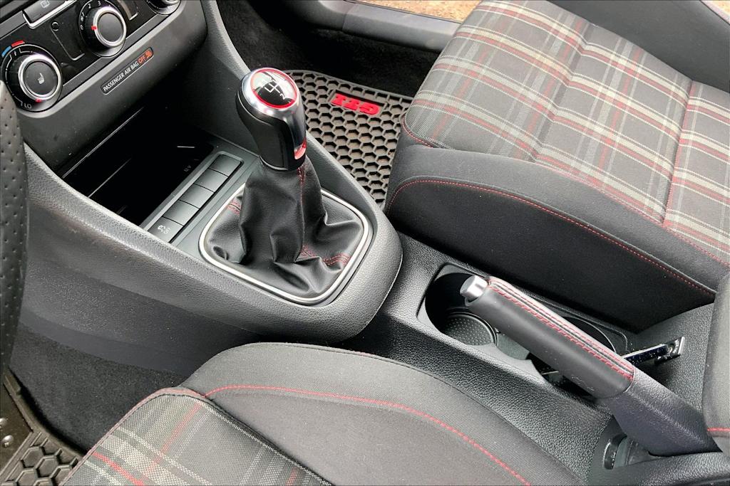 Thumbnail: 2011 Volkswagen Golf - 20