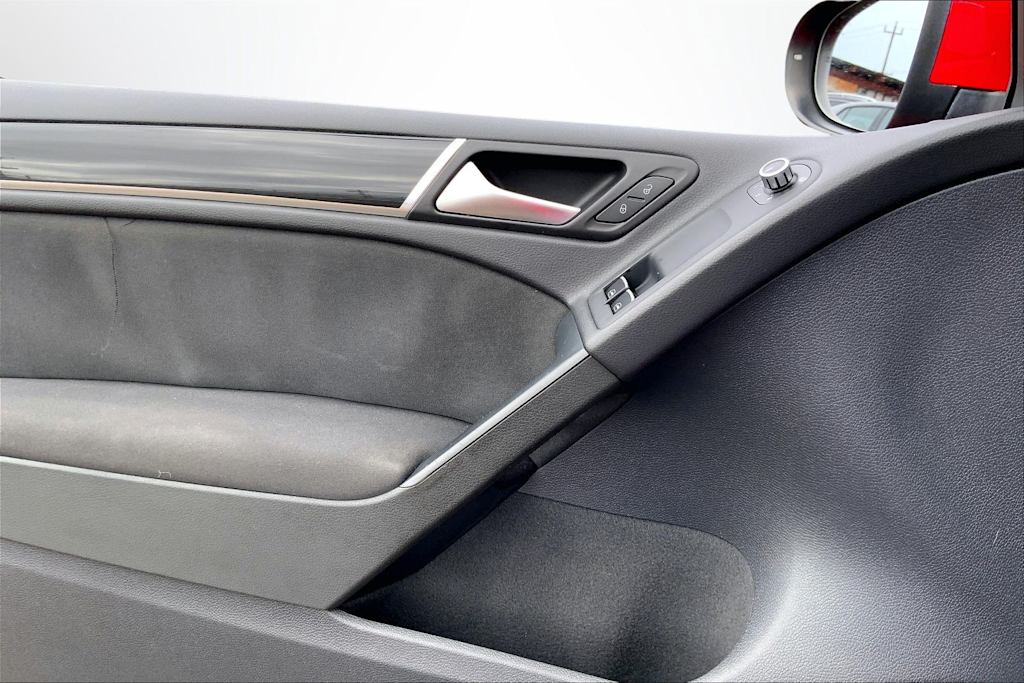 Thumbnail: 2011 Volkswagen Golf - 24