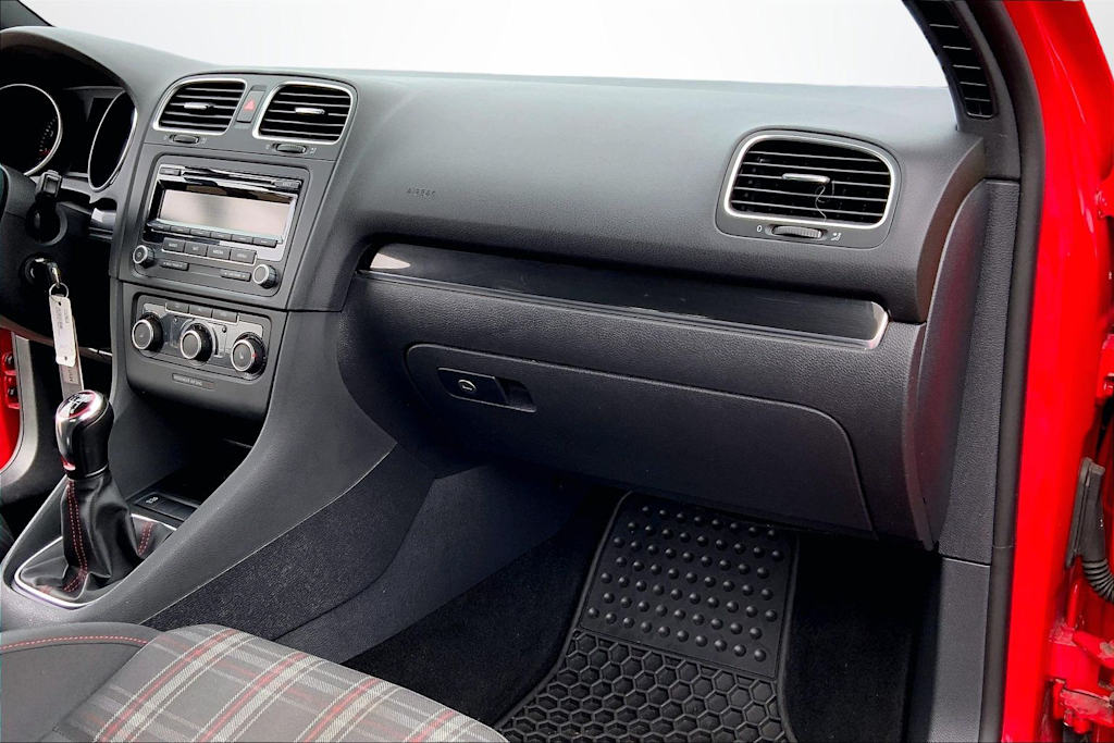 Thumbnail: 2011 Volkswagen Golf - 23