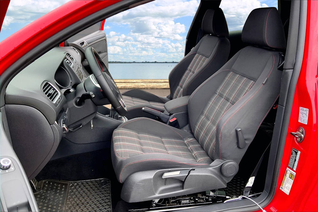 Thumbnail: 2011 Volkswagen Golf - 11