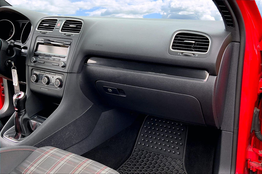 Thumbnail: 2011 Volkswagen Golf - 24