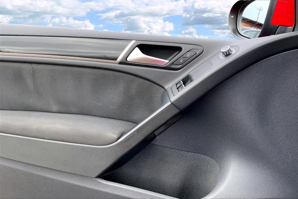 Thumbnail: 2011 Volkswagen Golf - 25
