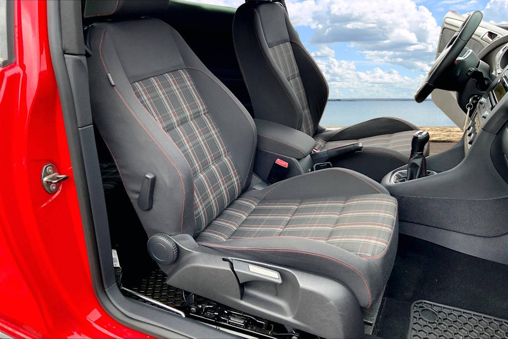 Thumbnail: 2011 Volkswagen Golf - 12