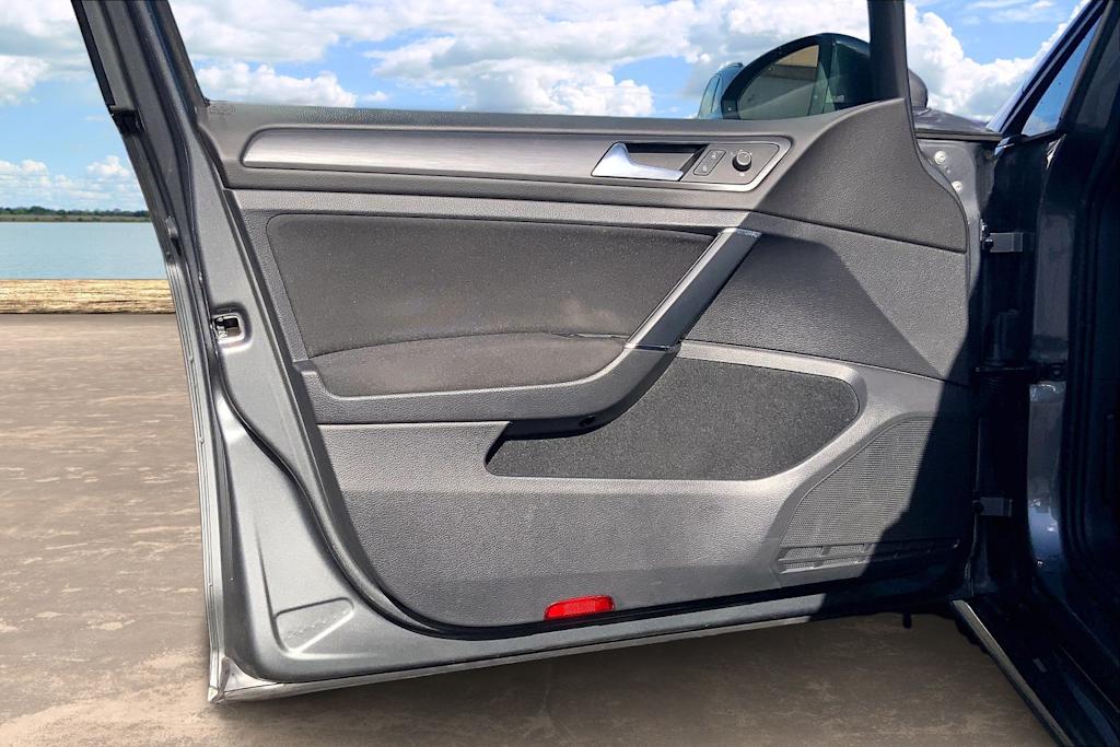 Thumbnail: 2019 Volkswagen e-Golf - 27