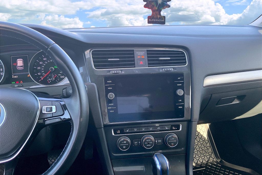 Thumbnail: 2019 Volkswagen e-Golf - 16