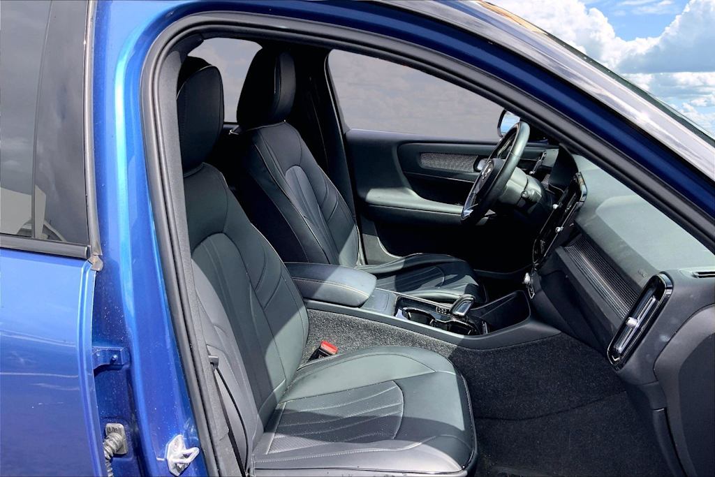 Thumbnail: 2021 Volvo XC40 - 12