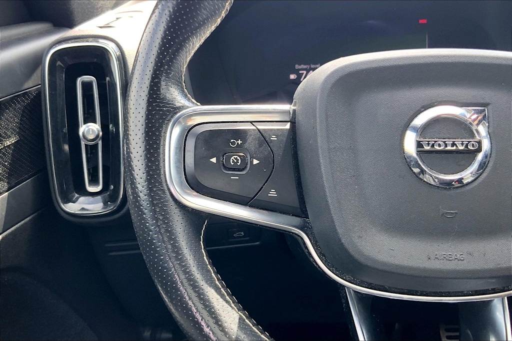 Thumbnail: 2021 Volvo XC40 - 24