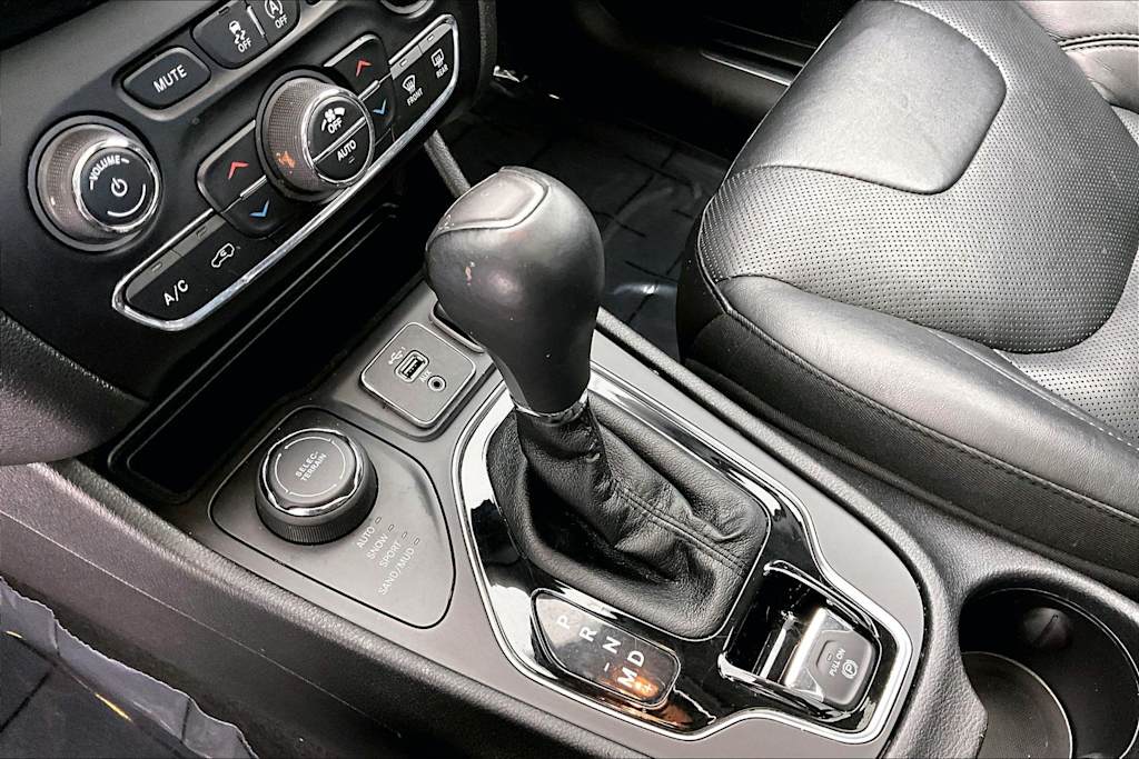 Thumbnail: 2019 Jeep Cherokee - 15