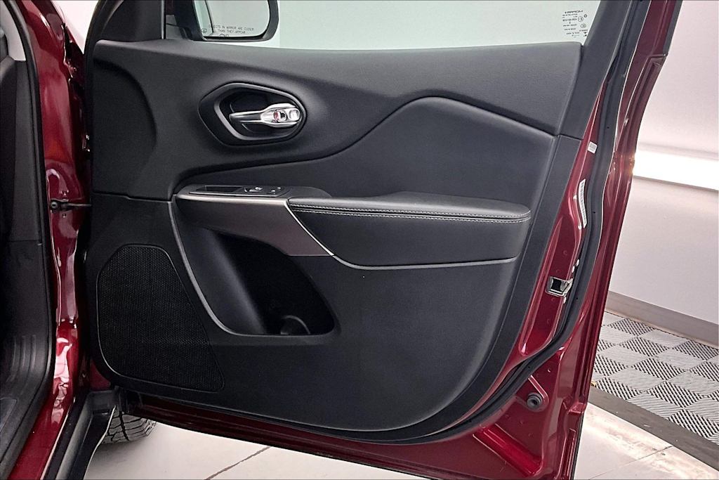 Thumbnail: 2019 Jeep Cherokee - 23