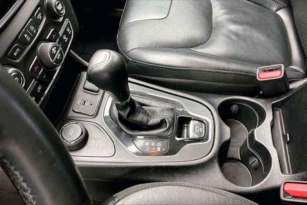 Thumbnail: 2019 Jeep Cherokee - 16