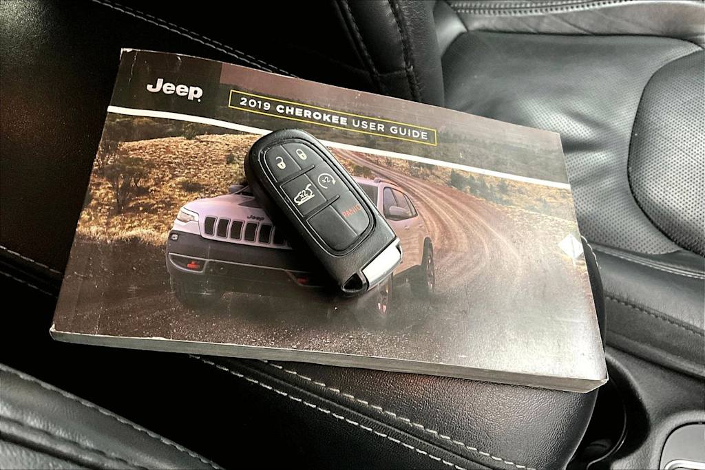 Thumbnail: 2019 Jeep Cherokee - 20