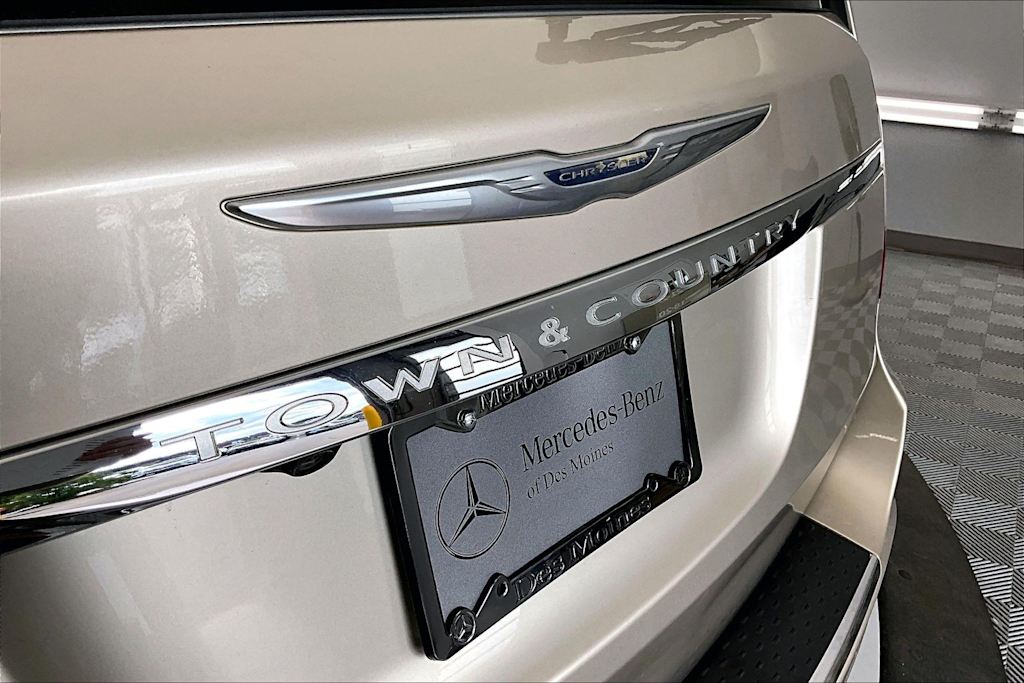 Thumbnail: 2013 Chrysler Town & Country - 19