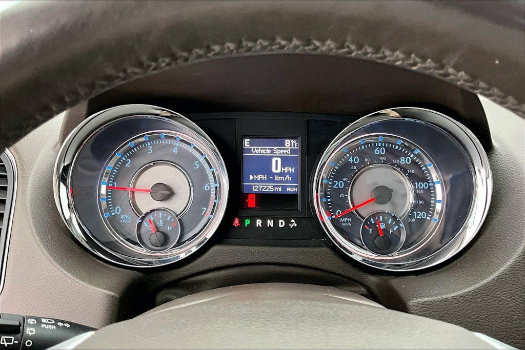 Thumbnail: 2013 Chrysler Town & Country - 17