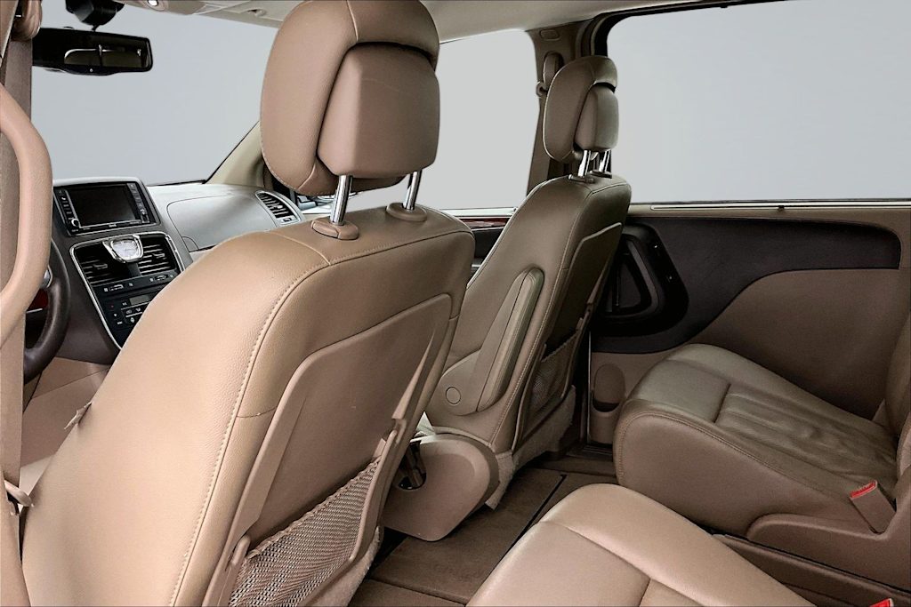 Thumbnail: 2013 Chrysler Town & Country - 12