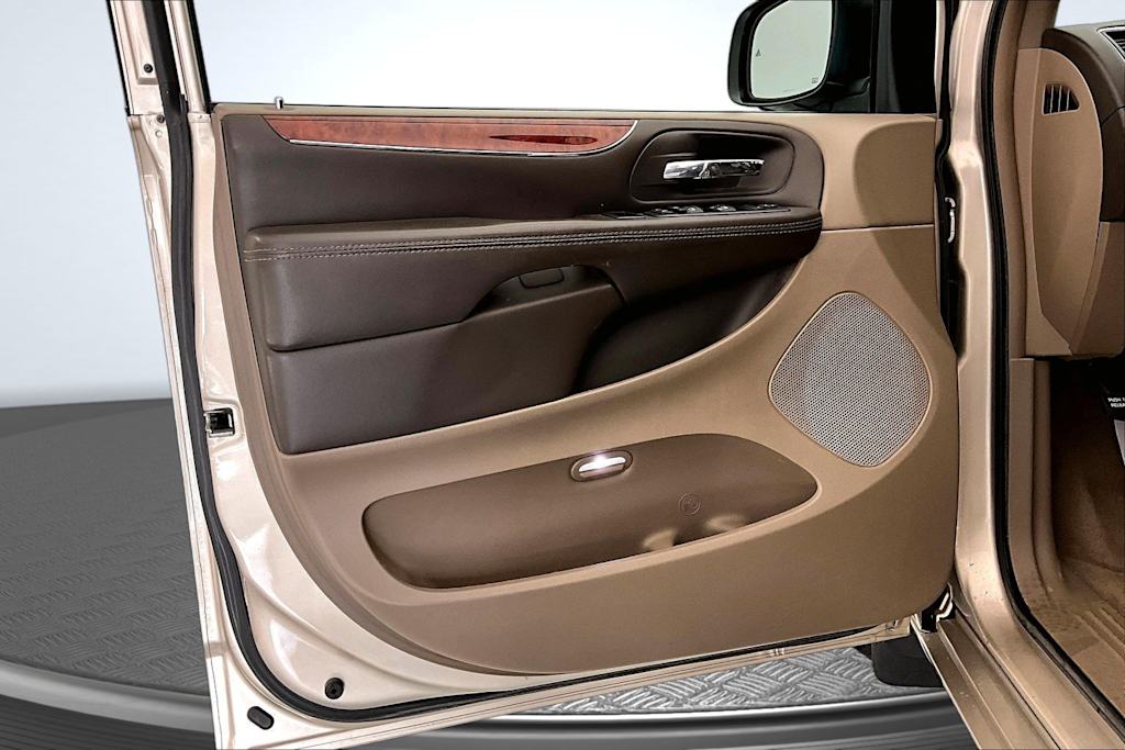 Thumbnail: 2013 Chrysler Town & Country - 25