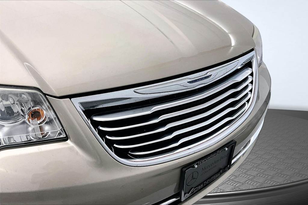 Thumbnail: 2013 Chrysler Town & Country - 28