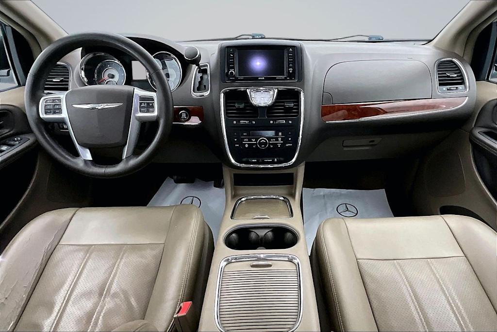 Thumbnail: 2013 Chrysler Town & Country - 9