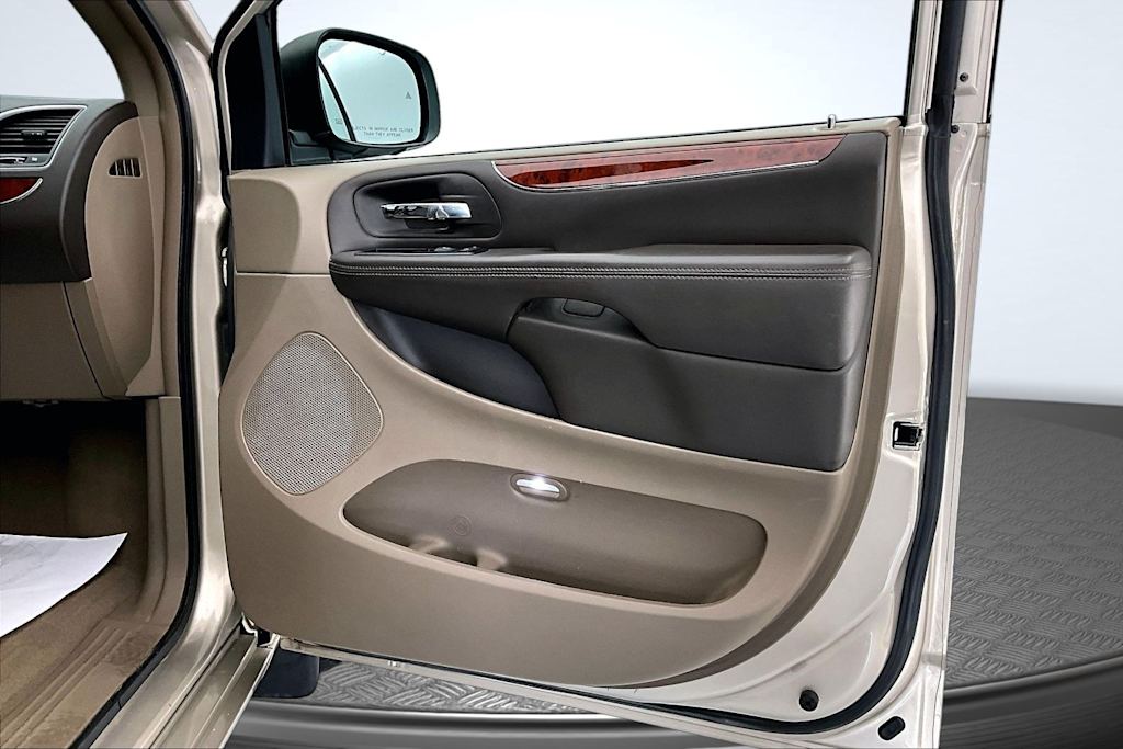Thumbnail: 2013 Chrysler Town & Country - 26