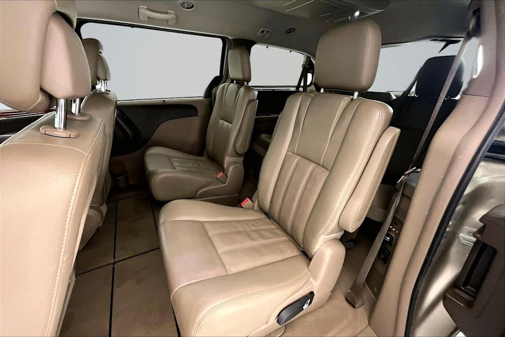 Thumbnail: 2013 Chrysler Town & Country - 20